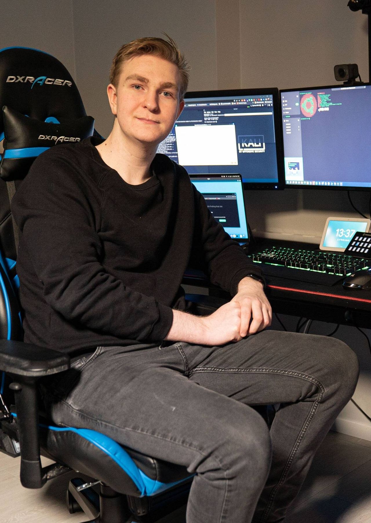 Daniel Christensen ved arbeidsplassen sin